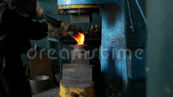 铁匠在锻造机械工程的金属零件铁水和鳞片慢运动红热金属视频的预览图