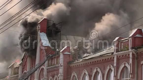 俄罗斯基洛夫一座历史建筑发生大火视频的预览图