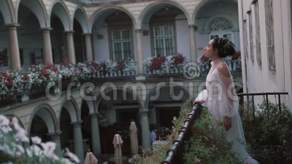 新娘在阳台上放一束花视频的预览图