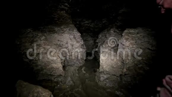 男人们在洞穴里散步洞穴里的短语视频的预览图