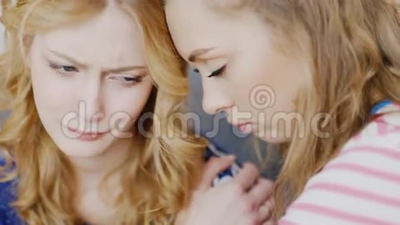 肖像年轻的女人安慰一个心烦意乱和哭泣的朋友青少年的支持和友谊问题视频的预览图