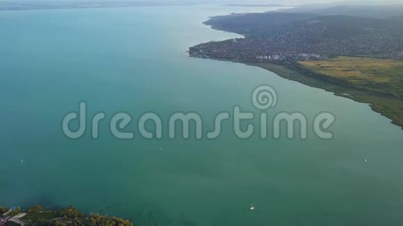 匈牙利巴拉顿福兹福用福兹福奥福兹巴拉顿湖的空中天际线视频的预览图