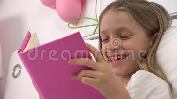 孩子在床上看书孩子学习女孩睡觉后在卧室学习视频的预览图
