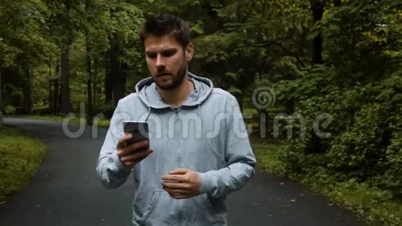 笨手笨脚的运动员在跑步时扔下智能手机视频的预览图
