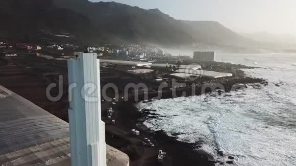 伊达尔戈角灯塔俯瞰海洋的景观日落空中飞行视频的预览图