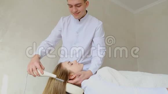 美容师做美容美发手术特别适应女客户她躺在医生办公室的沙发上视频的预览图