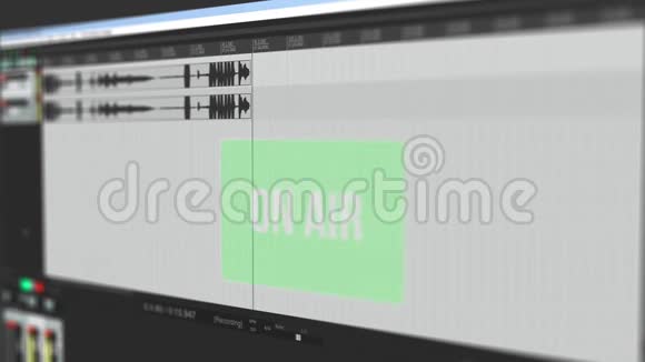 视频显示在线录音的移动波形并警告用户在空中闪烁绿色警报按钮视频的预览图