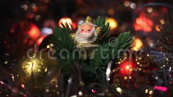 迷你圣诞老人的形象之间的四个玩具挂包为一棵圣诞树人工圣诞黄金圣诞老人视频的预览图