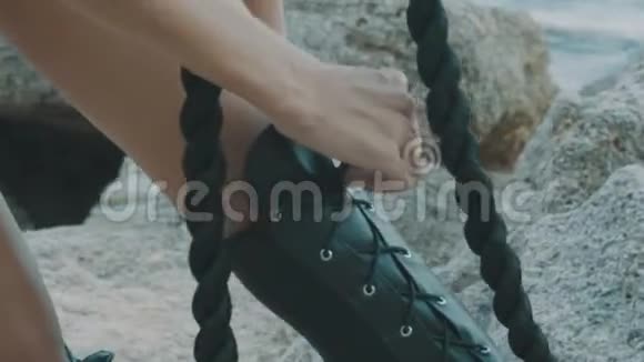 女人用手系鞋带视频的预览图
