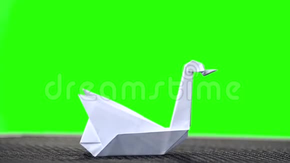 绿色屏幕上的白色折纸天鹅视频的预览图