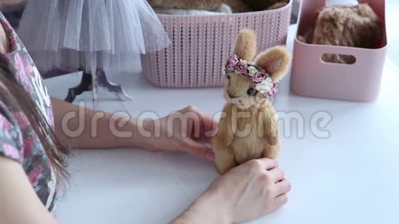 女人手创造出纺织产品玩具图案视频的预览图