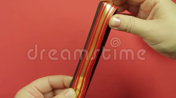 女性手包一个红色丝带模板用于制作礼物蝴蝶结红色背景视频的预览图