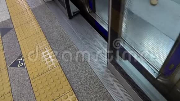 地铁门开放人们进入地铁列车视频的预览图