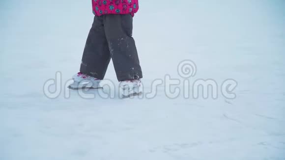 小女孩在冰上滑冰和摔倒视频的预览图