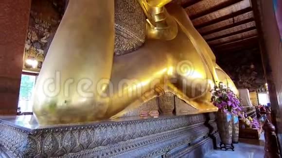 泰国PhraChetuponVimolmangklararmWatPho寺内的佛像正面视频的预览图