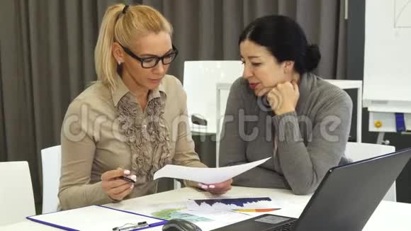 一位美丽的成熟女人和她的高级商业联盟在会议上视频的预览图