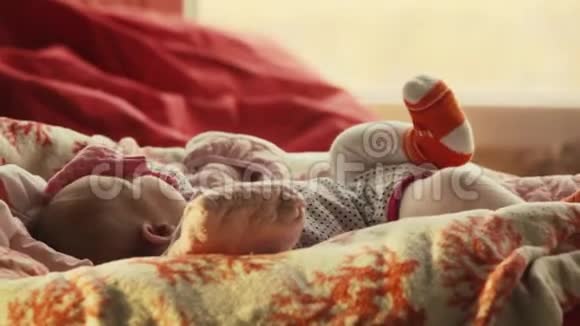 新生婴儿躺在背上第一次试图微笑1920x1080视频的预览图