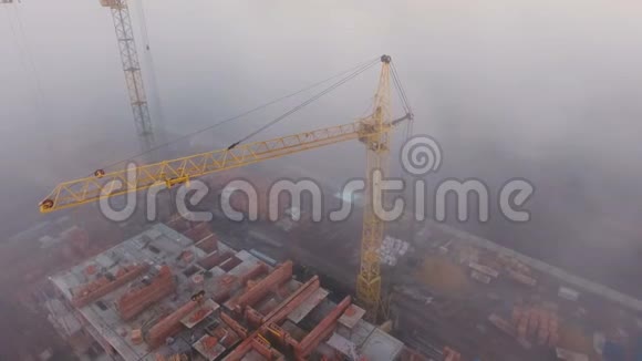 施工现场在雾中用鸟眼用塔吊顶着夕阳视频的预览图