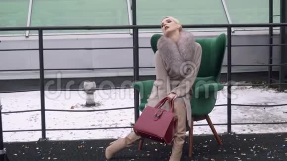 时尚杂志封面摄影拍摄冬天收集的外套视频的预览图