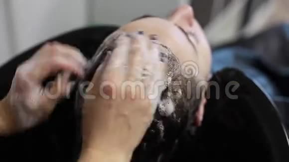 理发师洗头发按摩头部视频的预览图