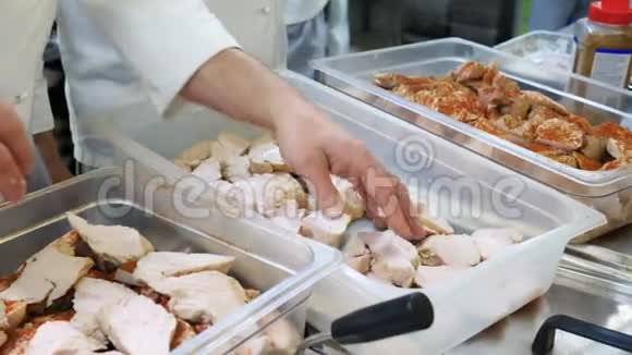 灰色背景上带有香料的鸡肉准备工作视频的预览图