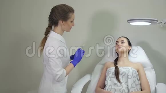 医生在嘴唇上做解剖视频的预览图