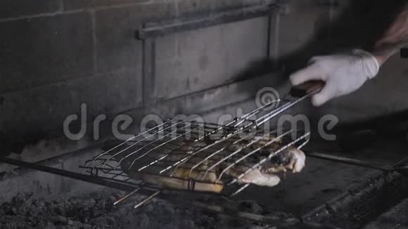 多罗多海鱼金鱼玛代鱼烤餐厅烤鱼视频的预览图