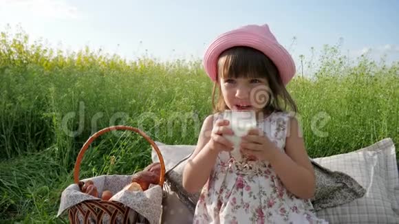 奶制品中的甜妹儿饮料儿童脸上的愉悦牛奶广告儿童健康食品小食品视频的预览图