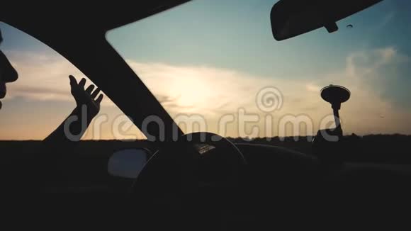 旅行自由概念慢动作视频司机的手在一个背景的车窗上玩太阳视频的预览图