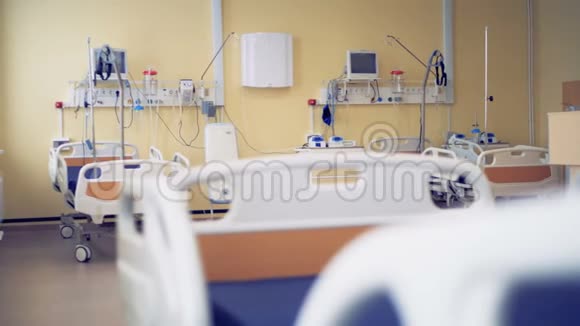 床和医疗设备在医院的一个房间里4K视频的预览图