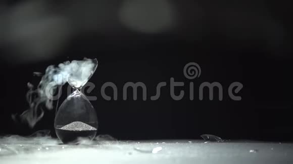 液氮滴在沙漏的破碎部分视频的预览图