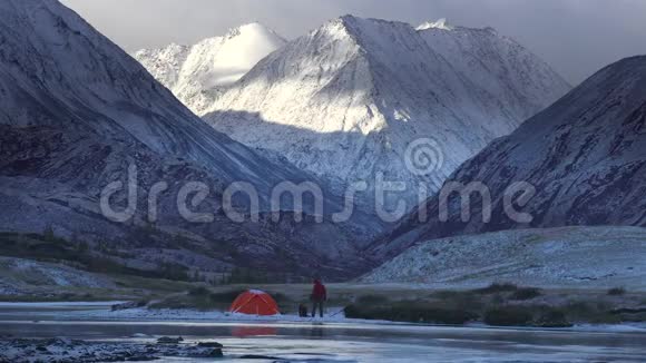 山景背景上帐篷附近的男子4k视频的预览图
