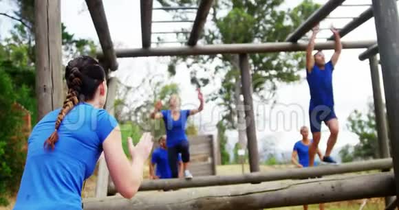 女练手拍手适合人爬猴杠视频的预览图