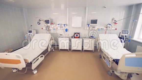 有两张床和医疗器械的医院房间4K视频的预览图