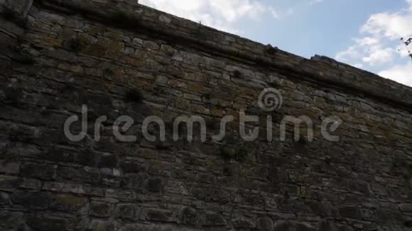 KhotynKamenetsPodolsk堡垒围墙的特写镜头从要塞进行摄像视频的预览图