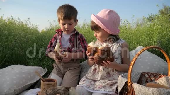 快乐的女孩和男孩吃面包店可爱的小孩子分享面包哥哥和姐姐在新鲜空气中玩得开心视频的预览图
