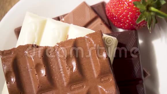 巧克力和草莓旁边的一杯奶昔慢动作视频的预览图
