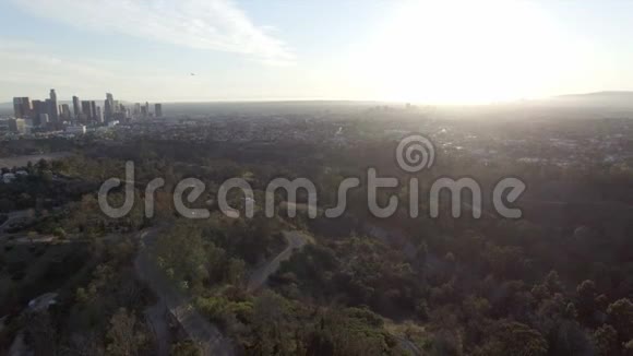 日落时在洛杉矶上空的空中俯瞰视频的预览图