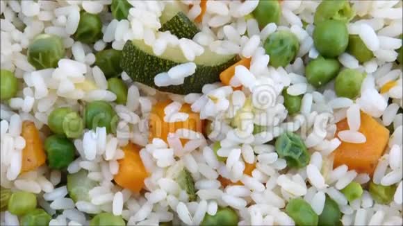 米饭沙拉的质地视频的预览图
