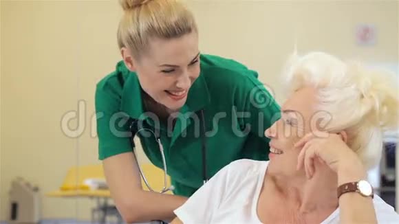 护士为女性病人微笑视频的预览图