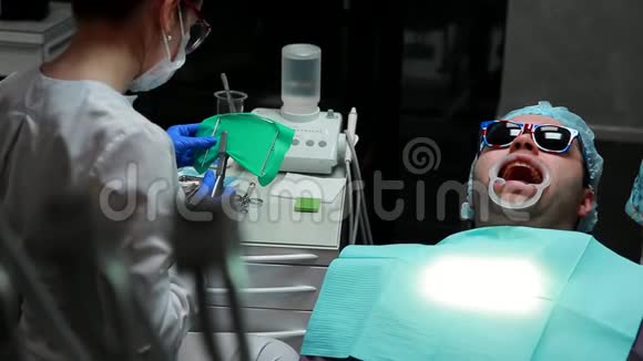 牙医和病人的建议和牙科治疗的准备视频的预览图