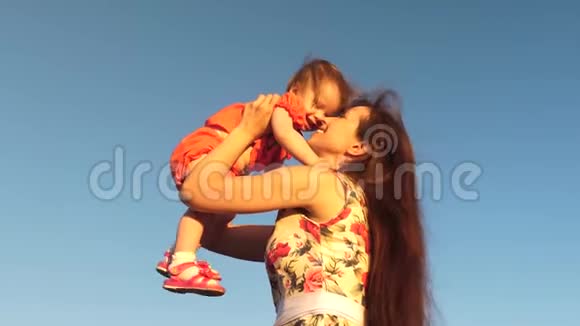 妈妈把女儿扔到天上妈妈和一个小孩子在蓝天上玩耍幸福的家庭在玩视频的预览图
