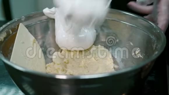 有经验的厨师在室内餐厅的厨房里把白团放进碗里视频的预览图