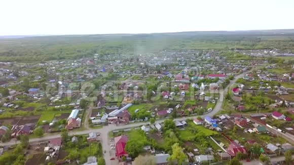 俯瞰这个村庄的全景和农舍剪辑乡村美丽的风景优美的乡村度假村视频的预览图
