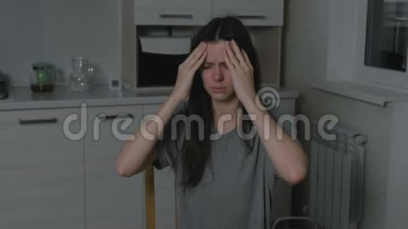 晚上在厨房头痛的女人失眠和抑郁视频的预览图