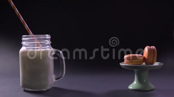 管子掉进一个装有牛奶的杯子里慢动作视频的预览图