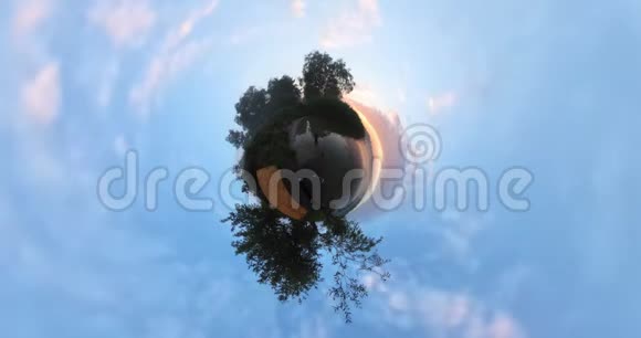 小行星美丽的日出在湖面上的时间流逝视频的预览图