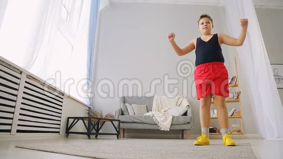 胖男孩在大厅里做运动视频的预览图