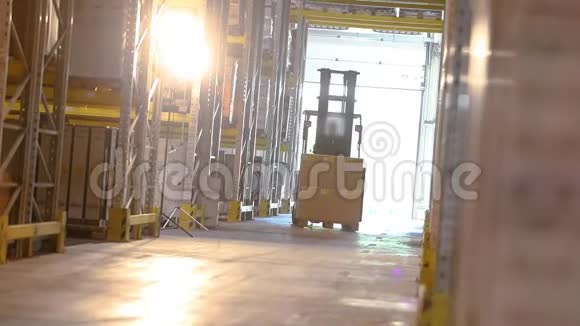大型现代化仓库中叉车的积极工作工业内部仓库中叉车的工作工作流程视频的预览图
