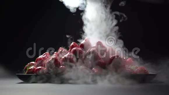 液氮的烟雾弥漫在浆果上视频的预览图